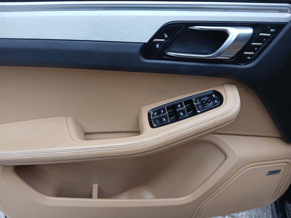 2017 Porsche Macan Turbo photo 11