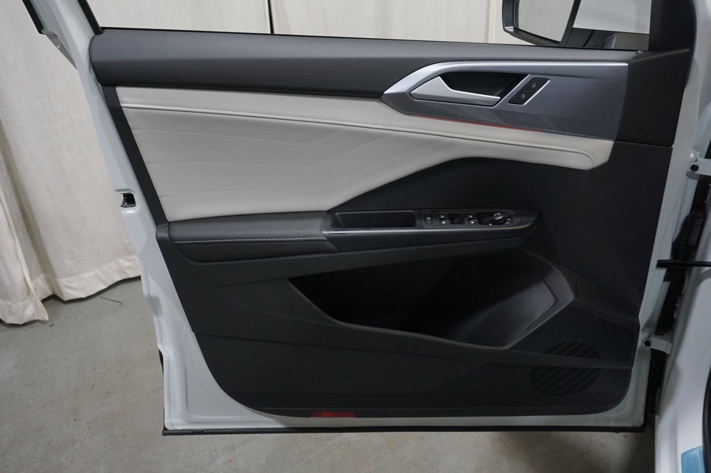 2025 Volkswagen Taos SEL photo 20