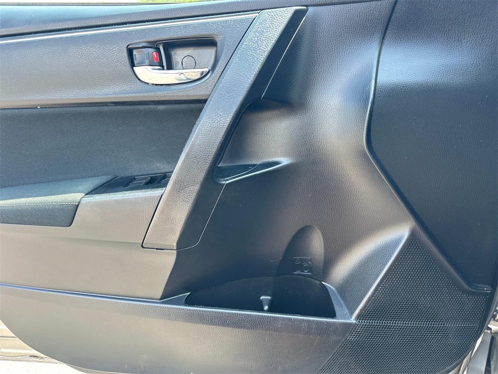2017 Toyota Corolla LE photo 24