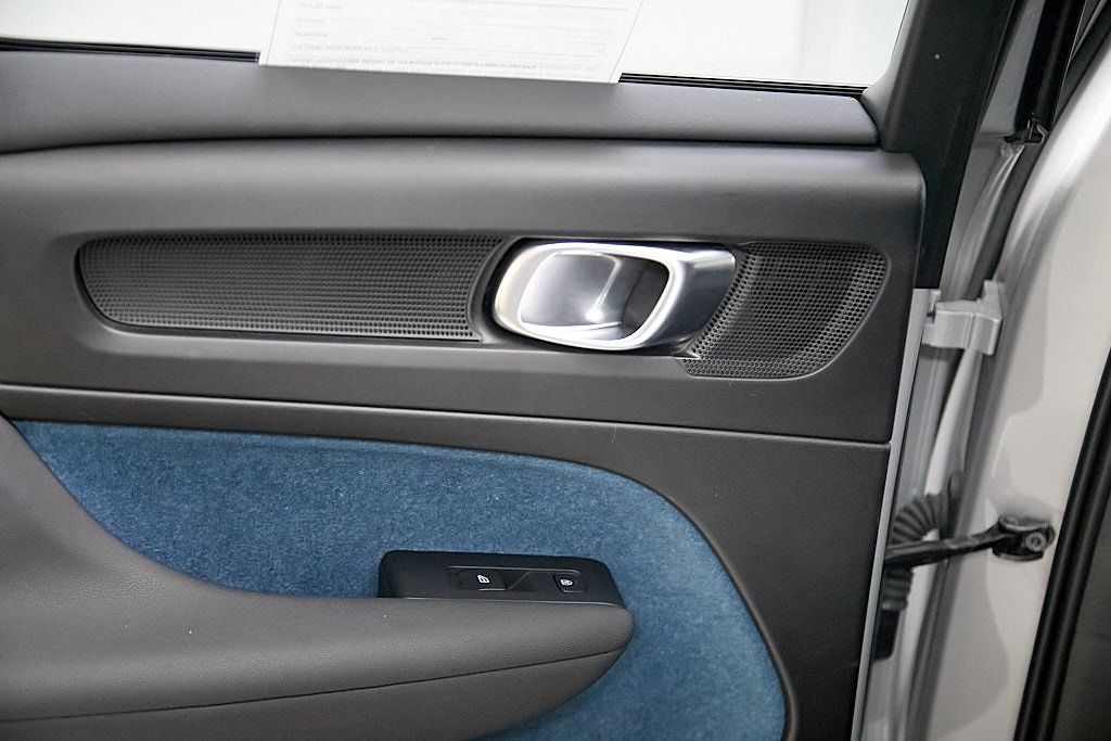 2023 VOLVO XC40 - Image 21