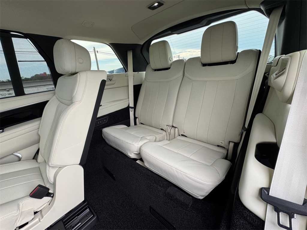 2025 Land Rover Range Rover SE photo 16