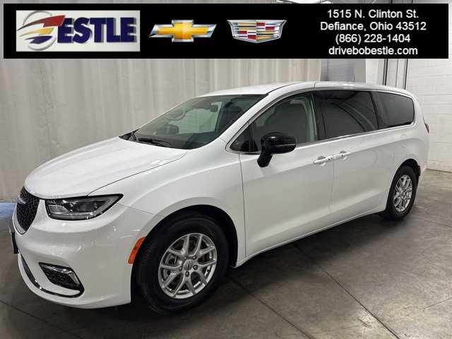 2024 Chrysler Pacifica Touring L's photo