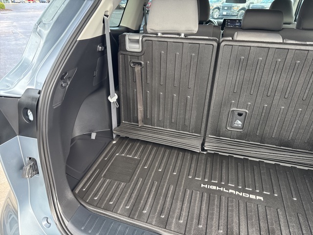 2022 Toyota Highlander LE photo 36
