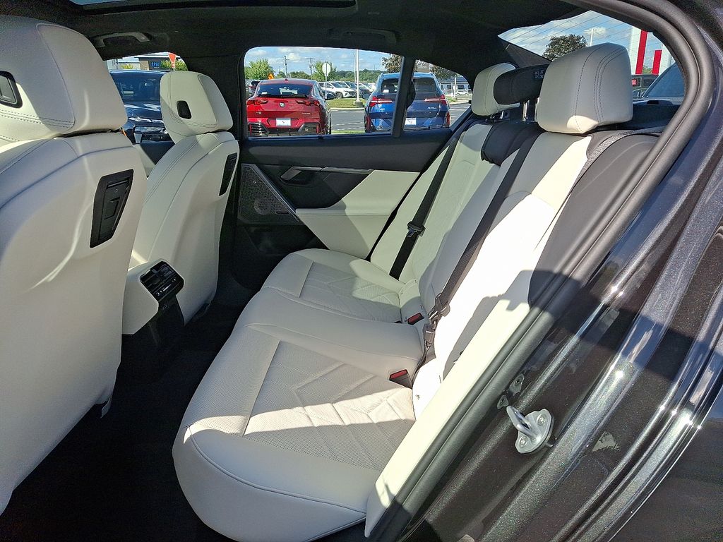 2026 Bmw 550e 550e xDrive photo 4