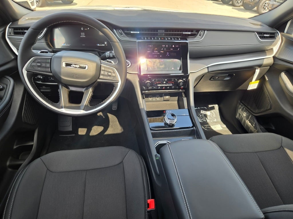 2025 Jeep Grand Cherokee Laredo photo 15