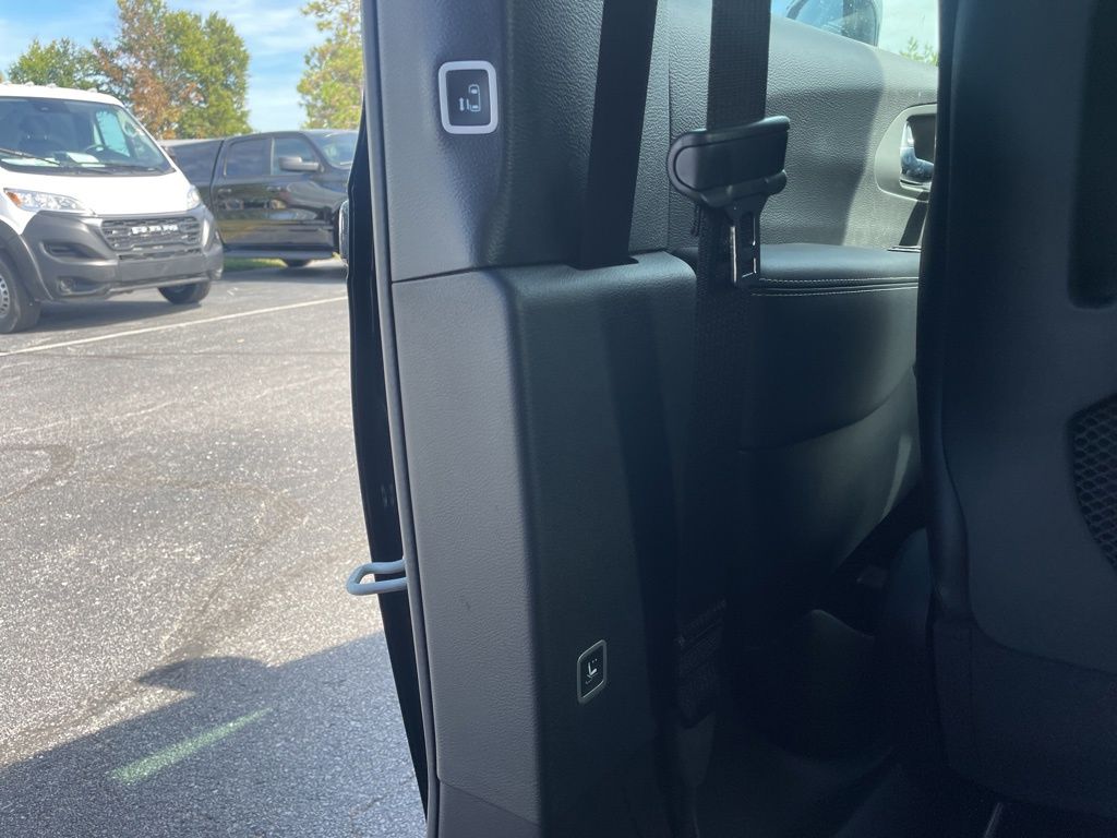 2025 Chrysler Pacifica photo 27