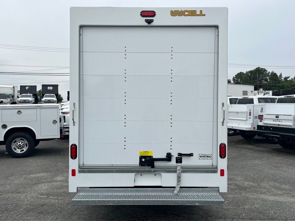 2025 Chevrolet Express Cutaway 3500 photo 4