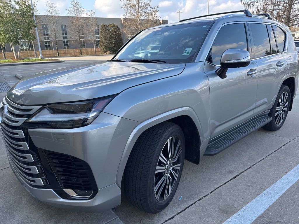 2025 Lexus LX Luxury's photo
