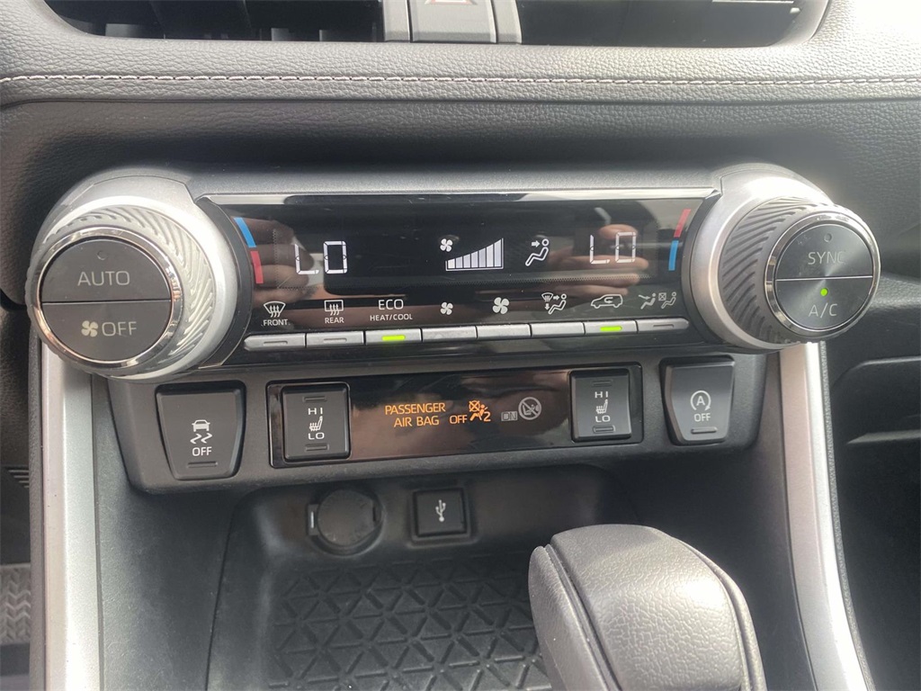 2022 Toyota RAV4 XLE photo 24