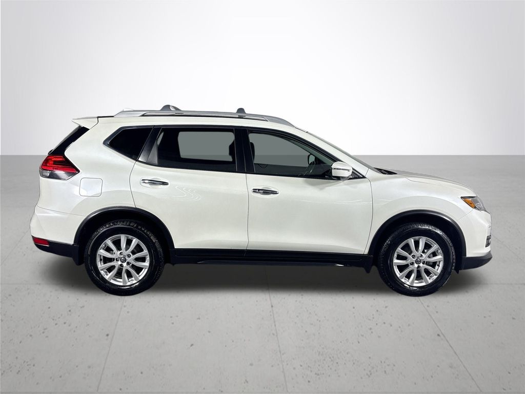 2017 Nissan Rogue SV photo 5