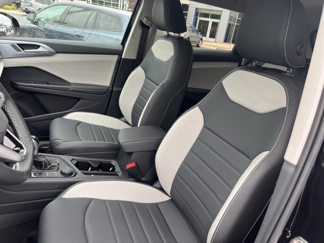 2025 Volkswagen Taos SEL photo 10