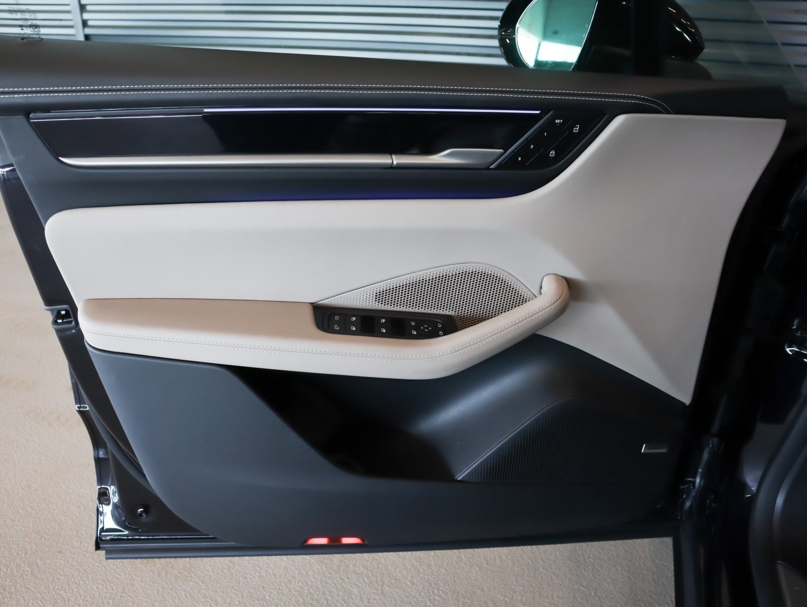 2025 Porsche Macan Electric photo 25