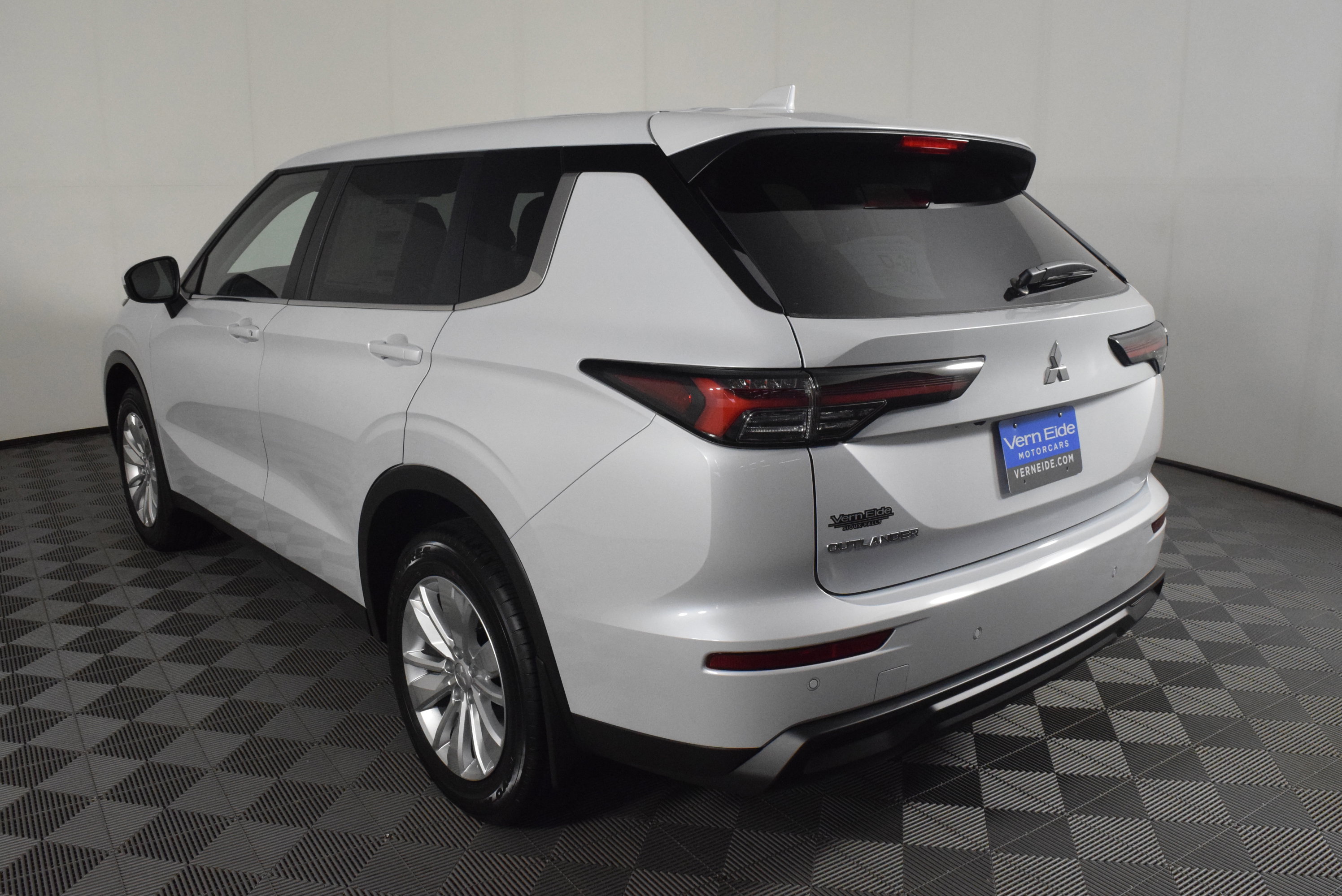 2025 Mitsubishi Outlander ES photo 8