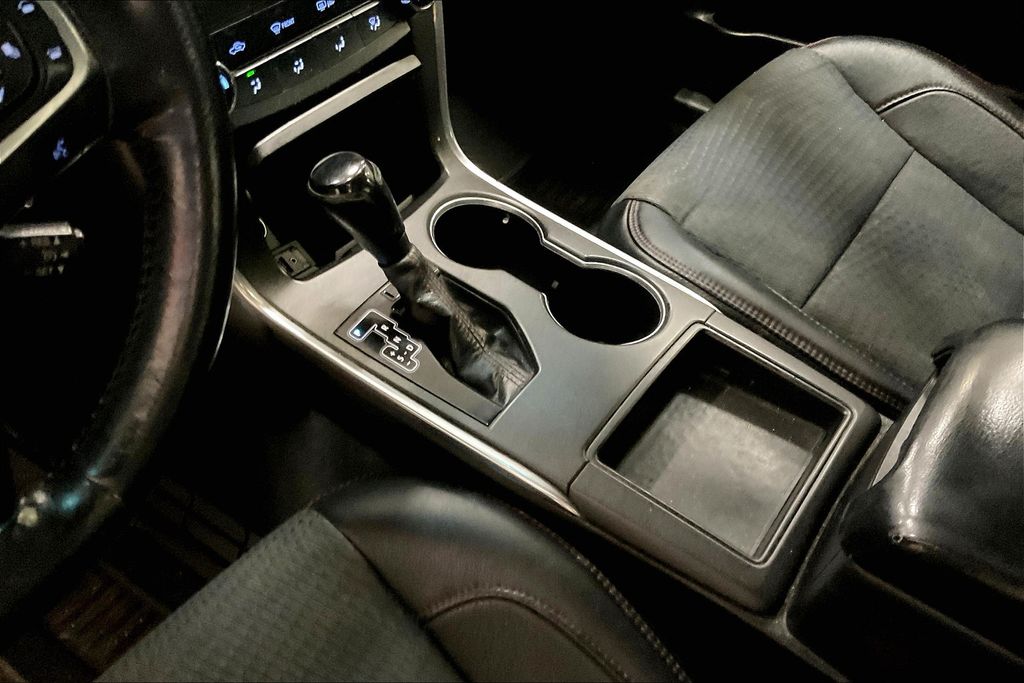 2015 Toyota Camry XLE photo 8