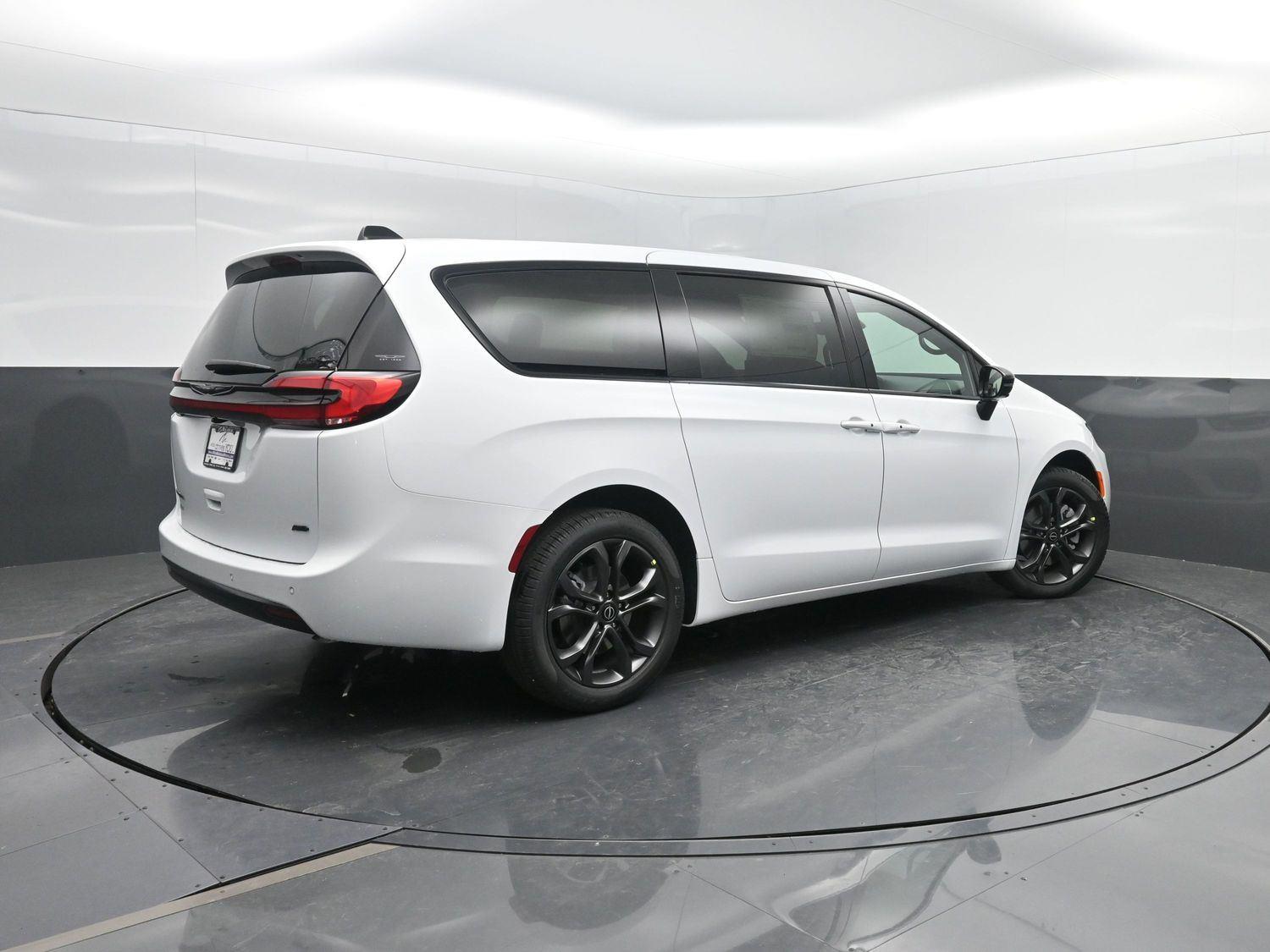 2026 Chrysler Pacifica Select's photo