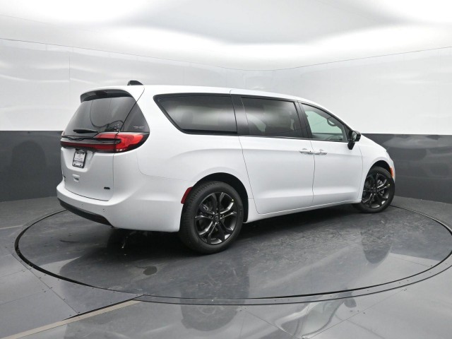 2026 Chrysler Pacifica Select's photo