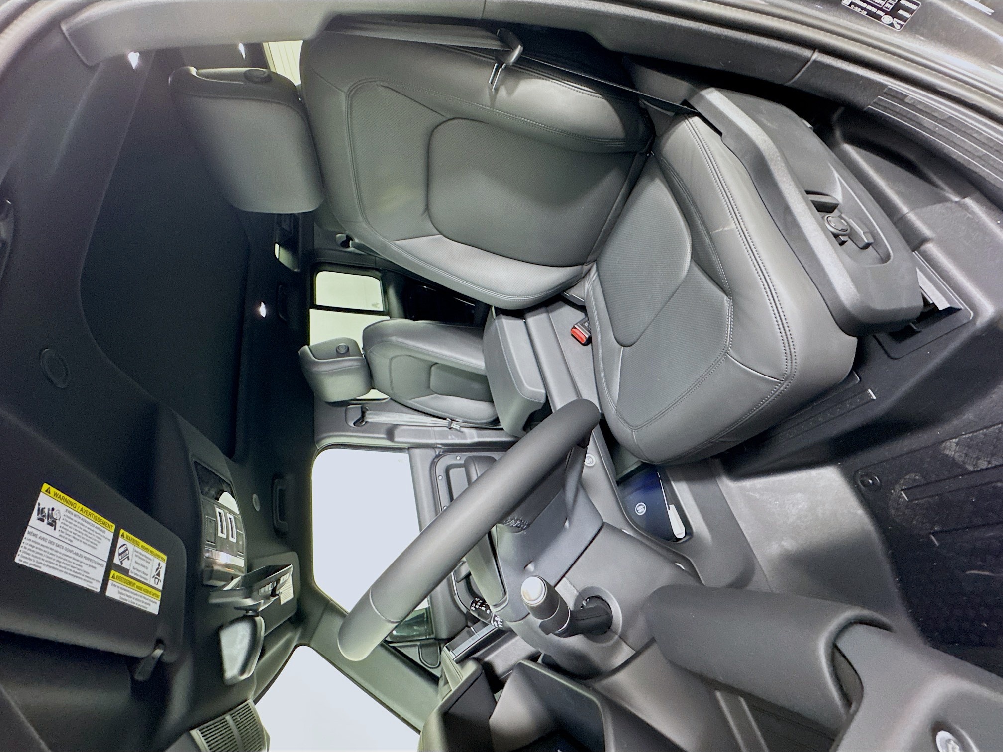 2025 Land Rover Defender 110 X-Dynamic SE photo 12