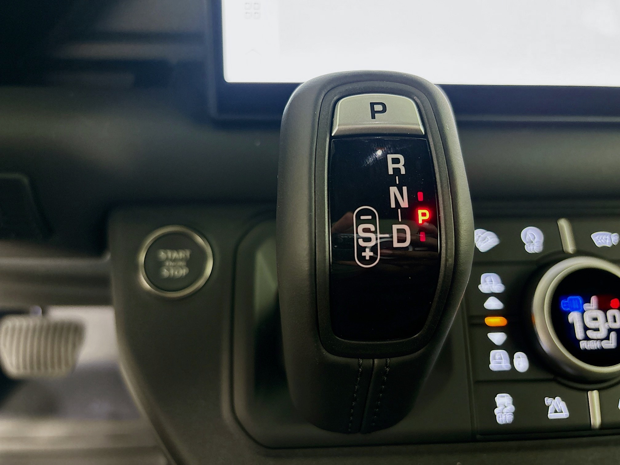 2025 Land Rover Defender 130 S photo 19