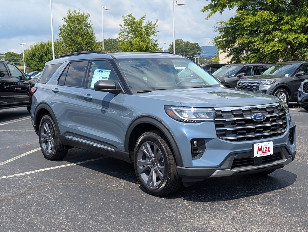 2025 Ford Explorer photo 2