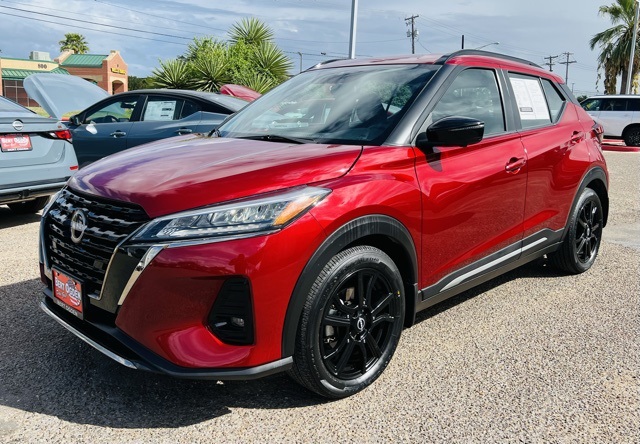2023 Nissan Kicks SR photo 3