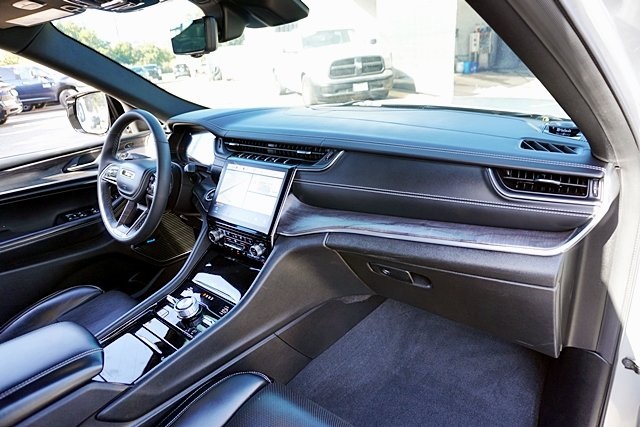2023 Jeep Grand Cherokee Overland photo 4