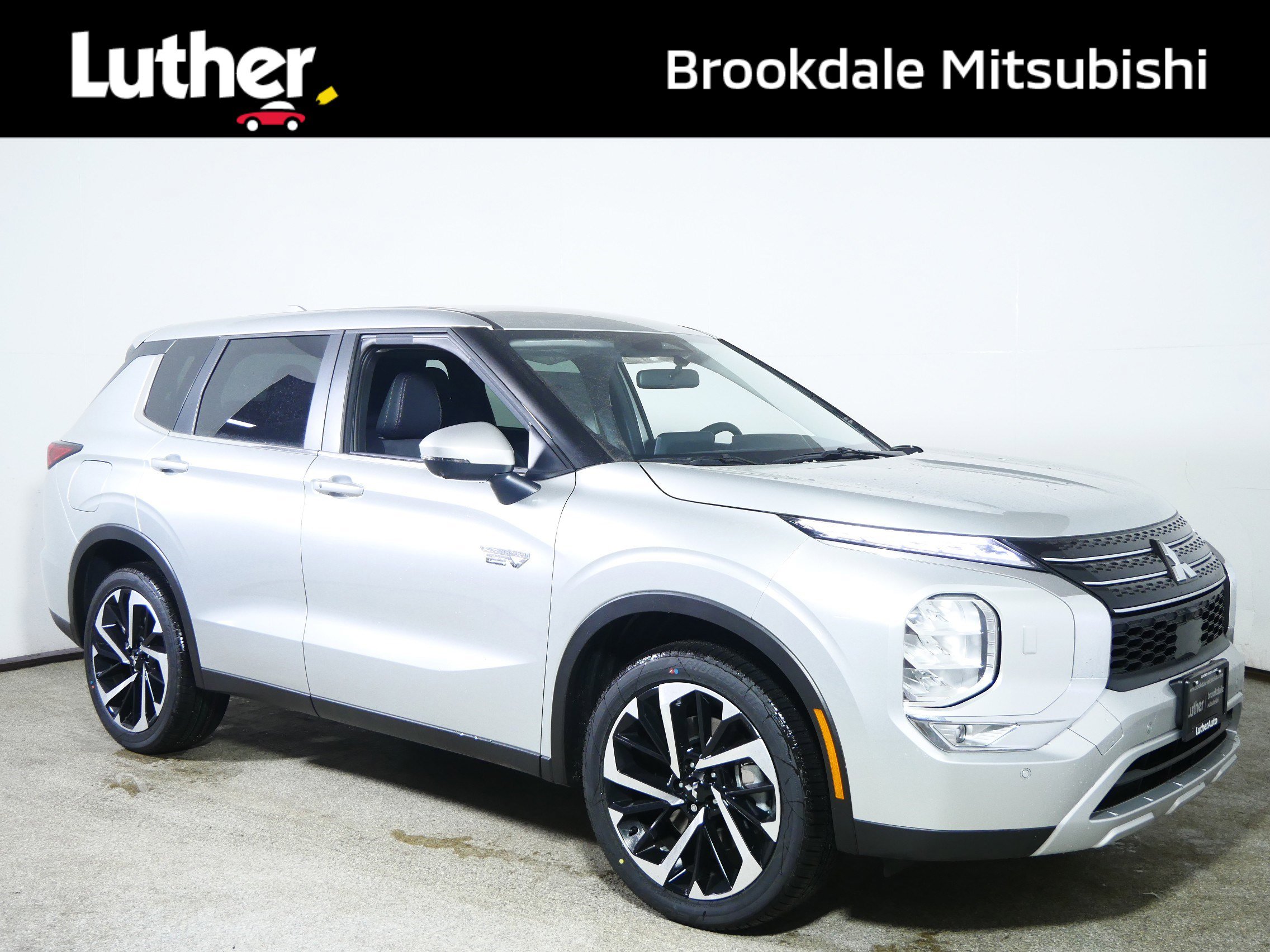 2025 Mitsubishi Outlander Plug-in Hybrid SE's photo