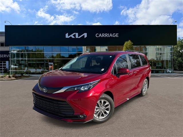 2025 Toyota Sienna XLE's photo