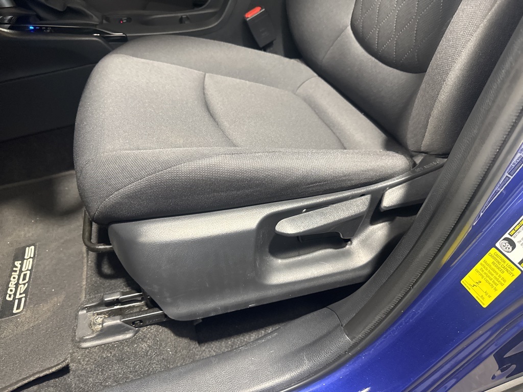 2023 Toyota Corolla Cross LE photo 28