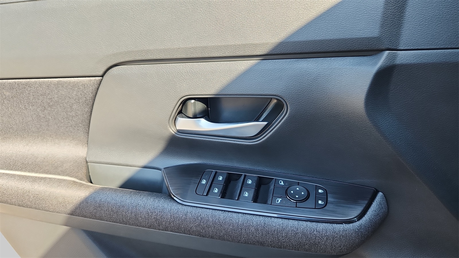 2026 Nissan Kicks SV photo 18