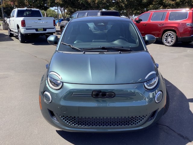 2025 Fiat 500e La Prima photo 3