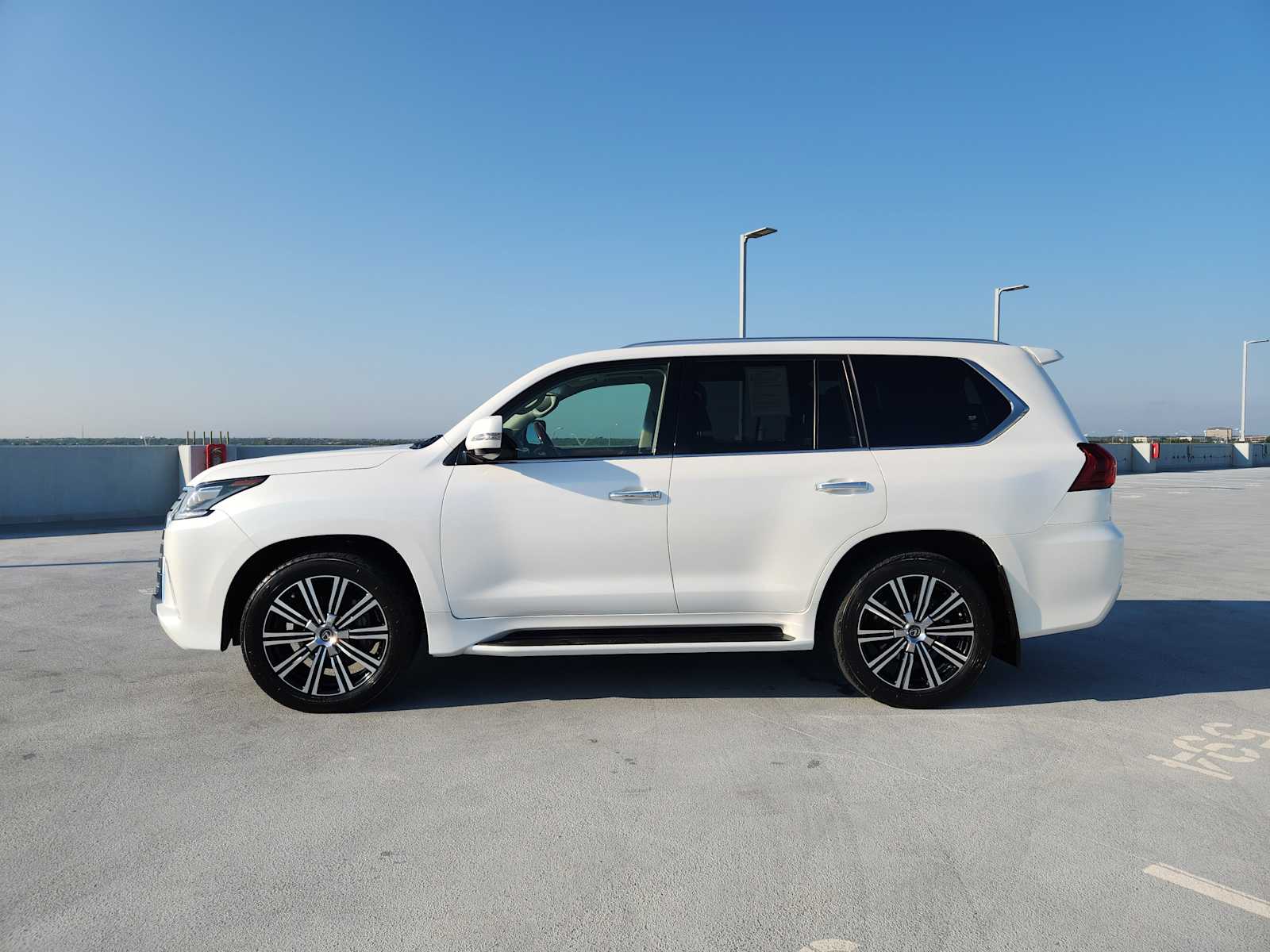 2021 Lexus LX 570 photo 4