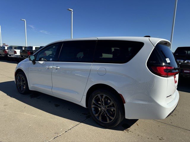 2026 Chrysler Pacifica photo 4