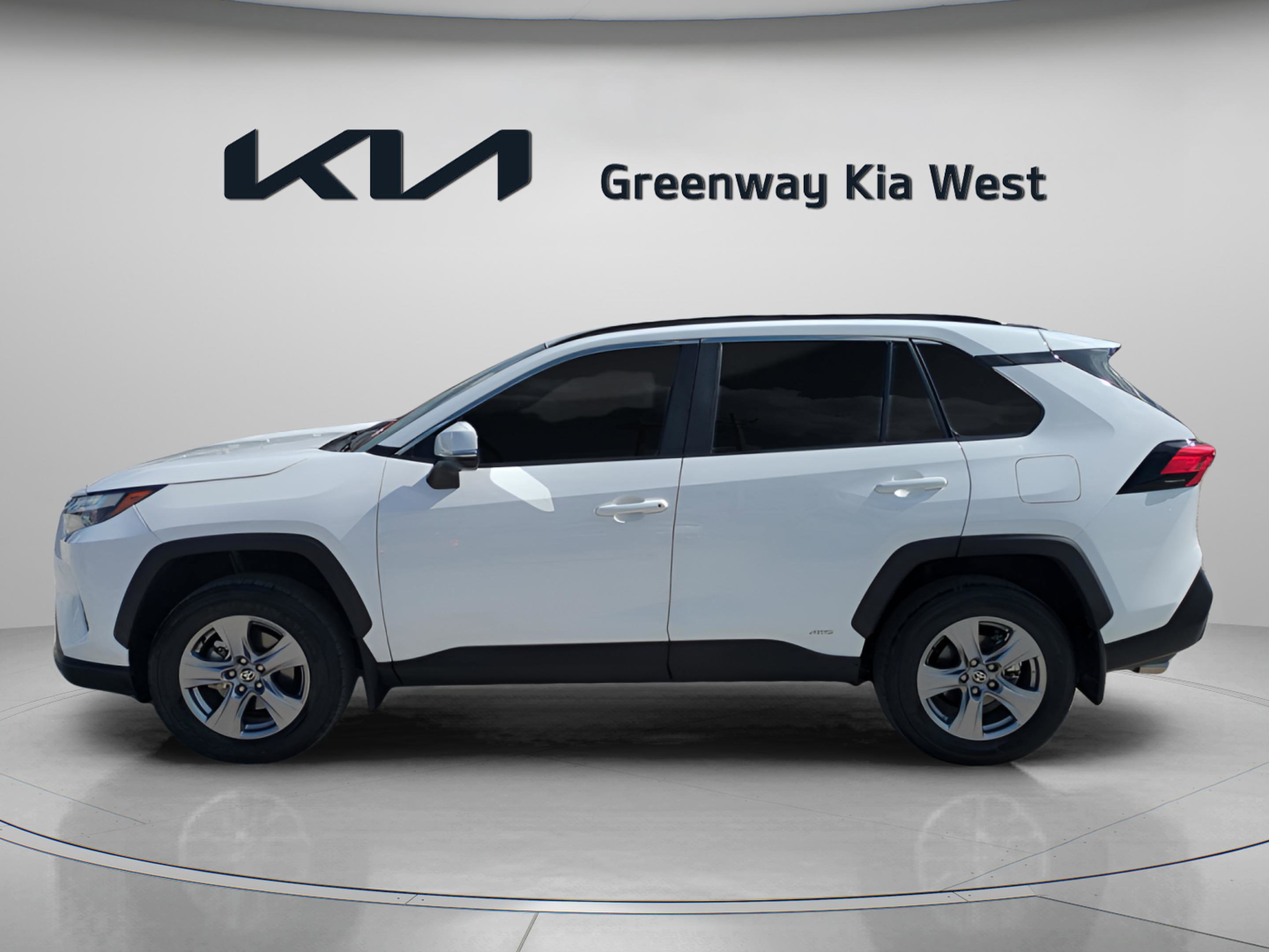 2024 Toyota RAV4 XLE photo 5