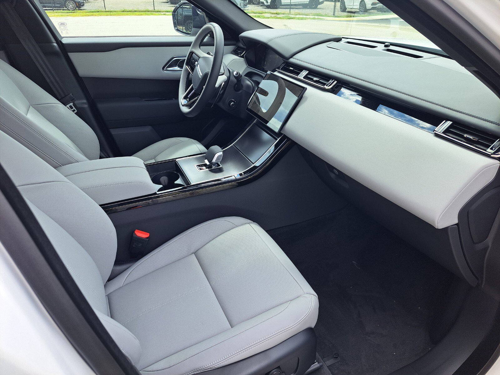 2026 Land Rover Range Rover Velar SE photo 3