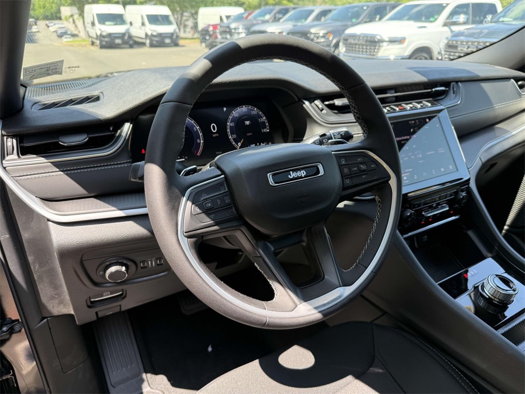 2025 Jeep Grand Cherokee Laredo X photo 2