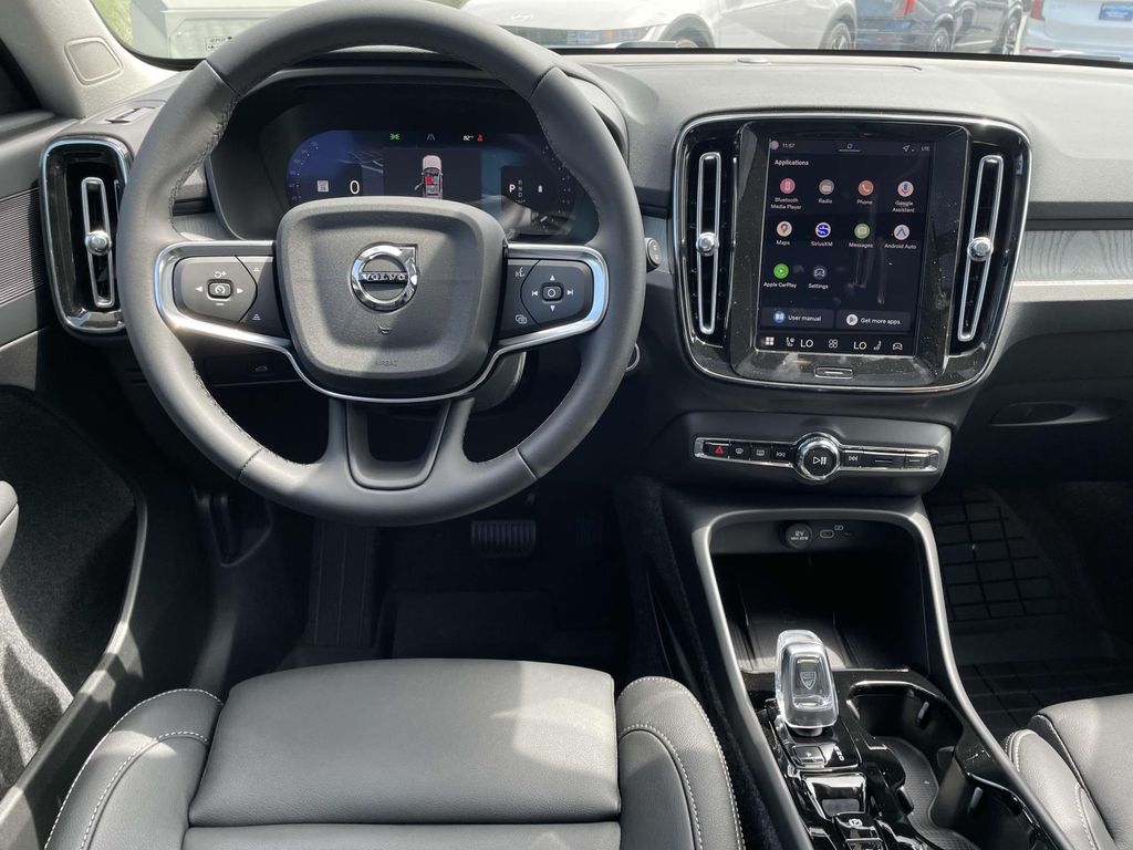 2026 Volvo XC40 AWD Plus photo 3