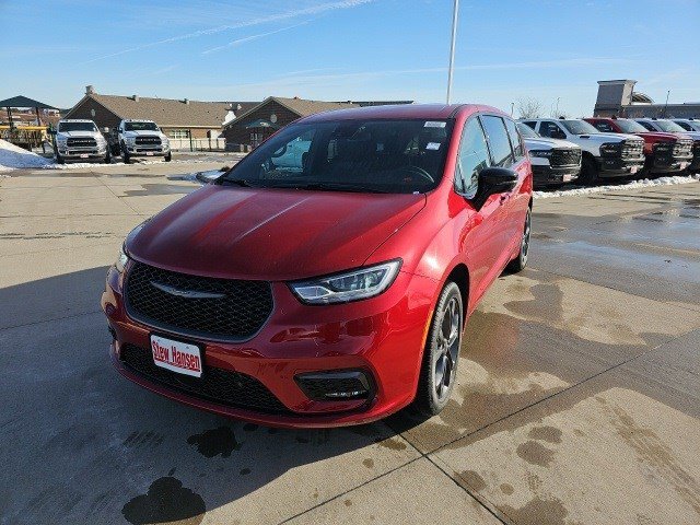 2026 Chrysler Pacifica Select's photo