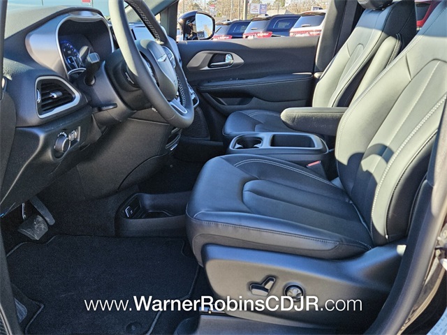 2025 Chrysler Voyager LX photo 4