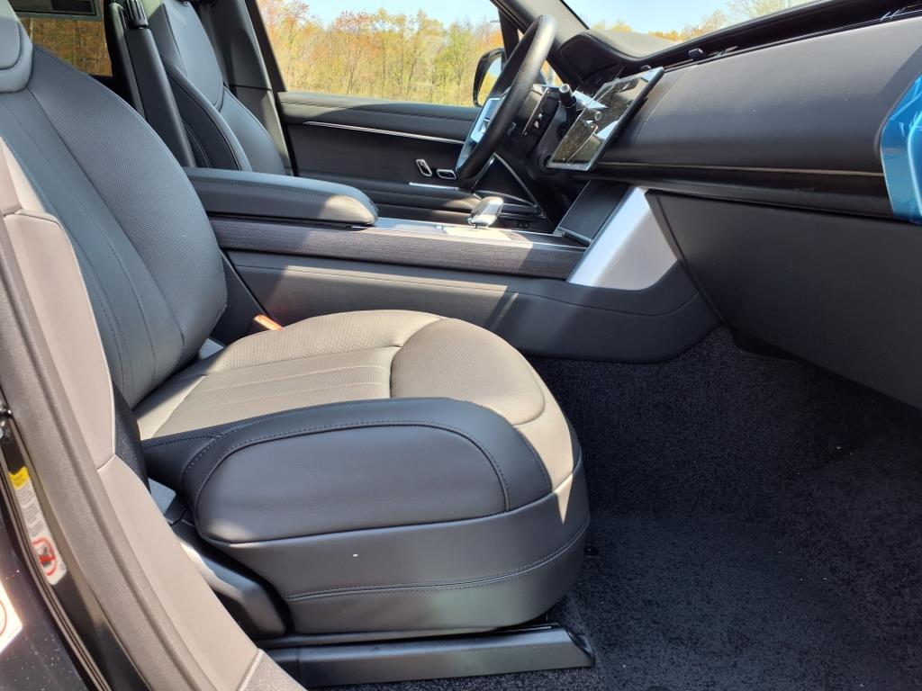 2025 Land Rover Range Rover SE photo 3