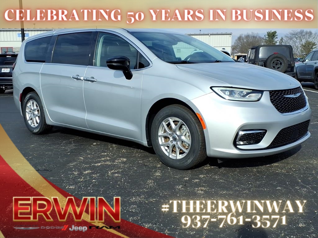 2024 Chrysler Pacifica Touring L's photo