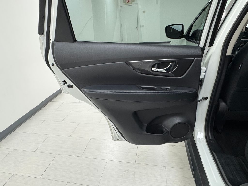 2020 Nissan Rogue SV photo 9