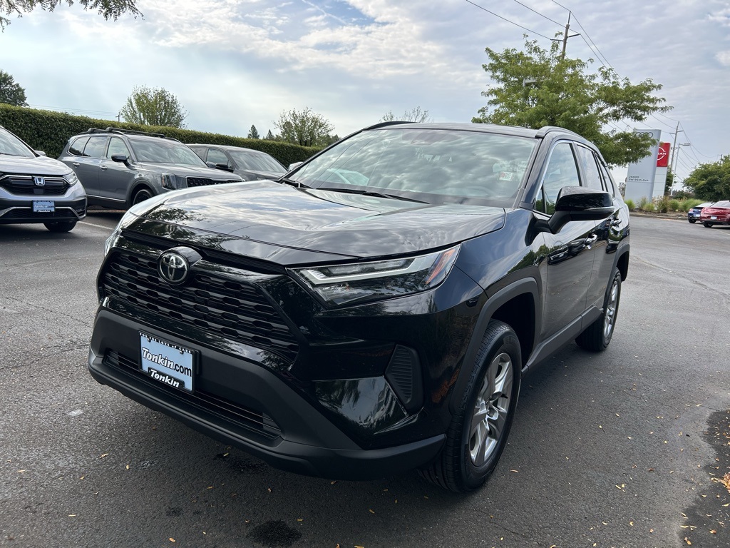 2024 Toyota RAV4 XLE photo 3