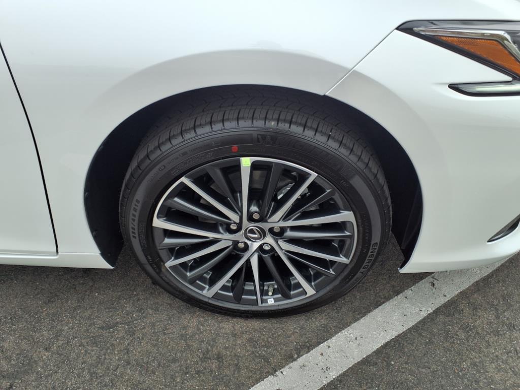 2025 Lexus ES 300h photo 3