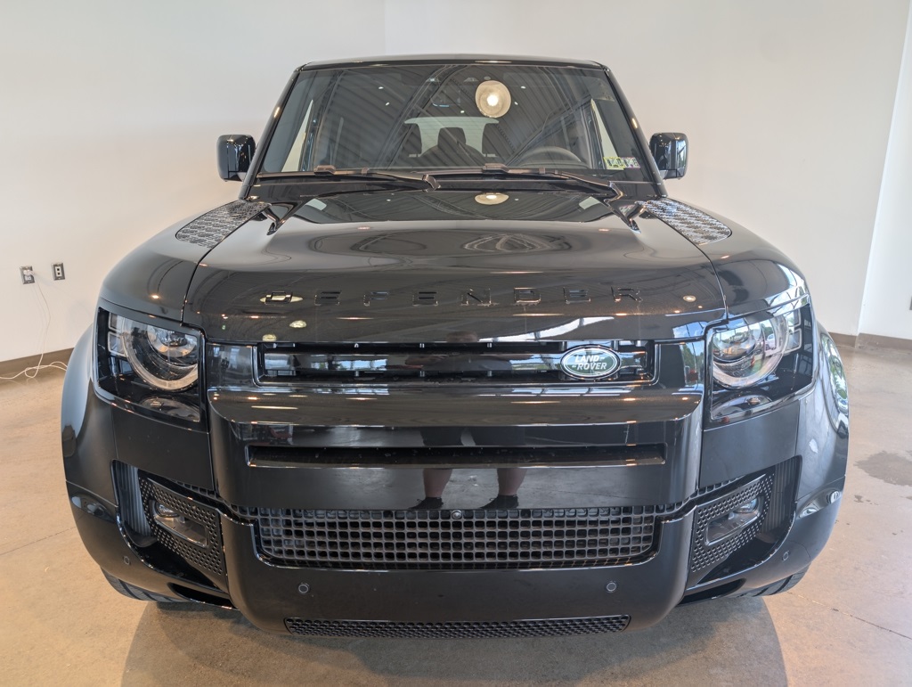 2025 Land Rover Defender 130 X-Dynamic SE photo 2