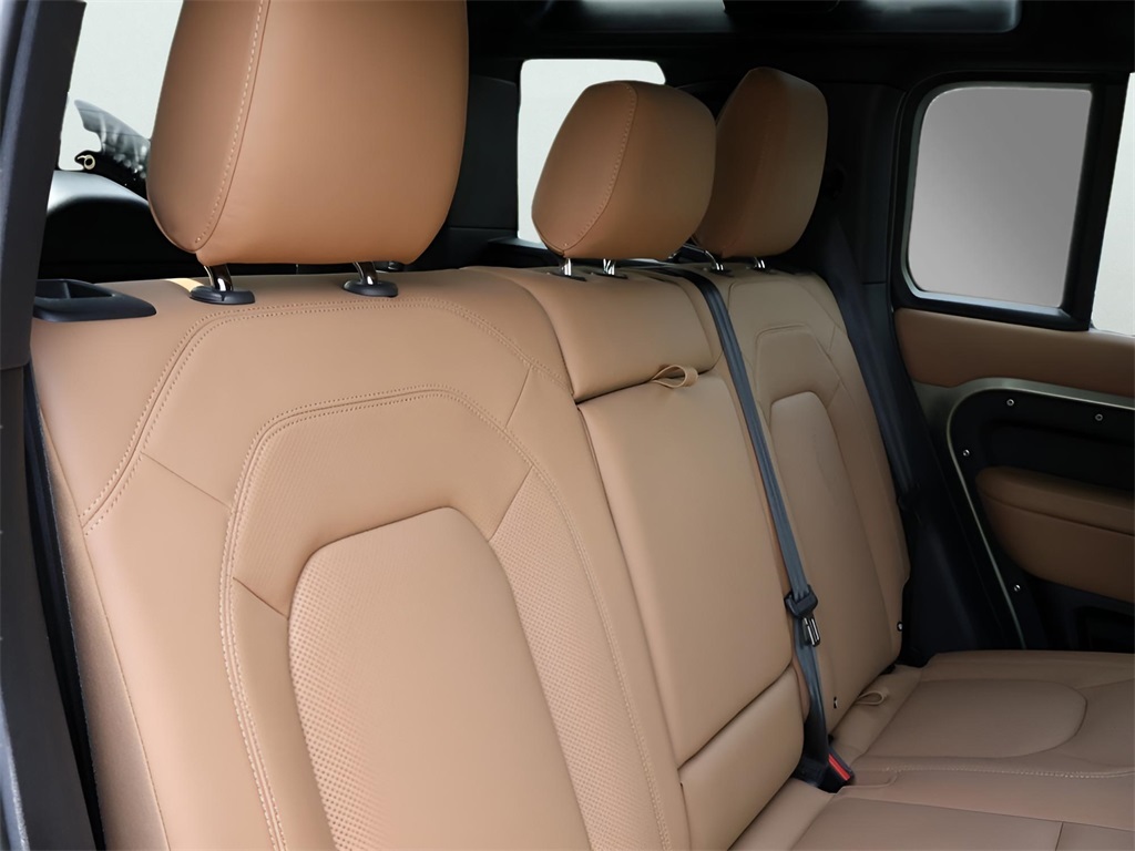 2025 Land Rover Defender 110 S photo 13