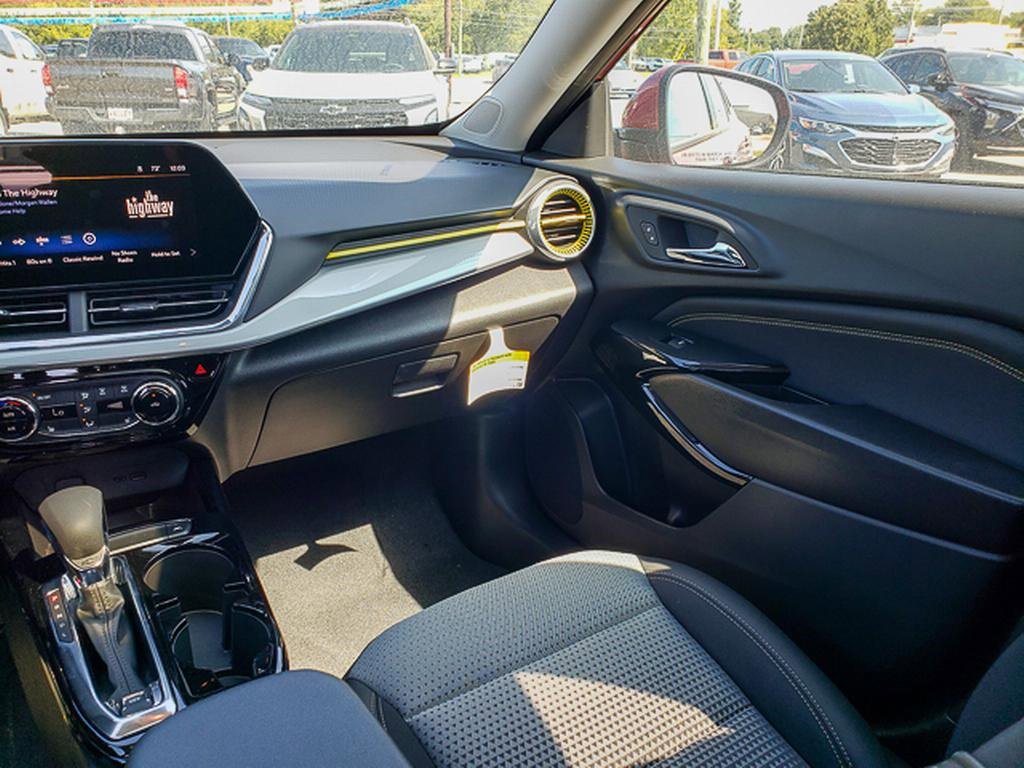 2025 Chevrolet Trax LT photo 24