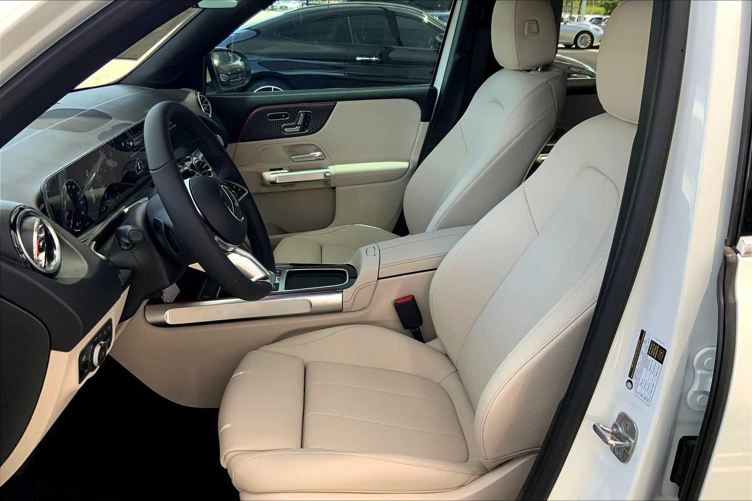 2025 Mercedes Benz GLB 250 photo 16