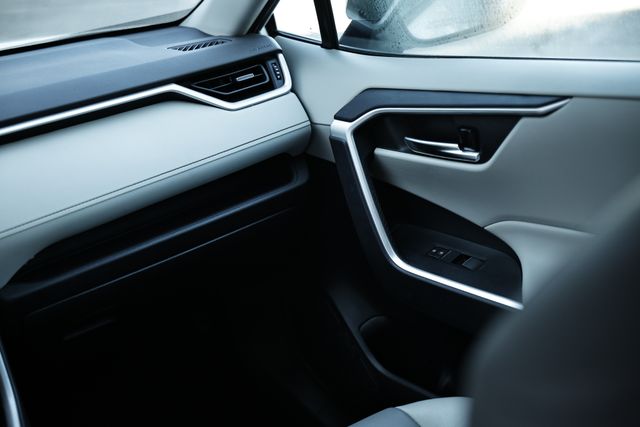 2021 Toyota RAV4 XLE Premium photo 27