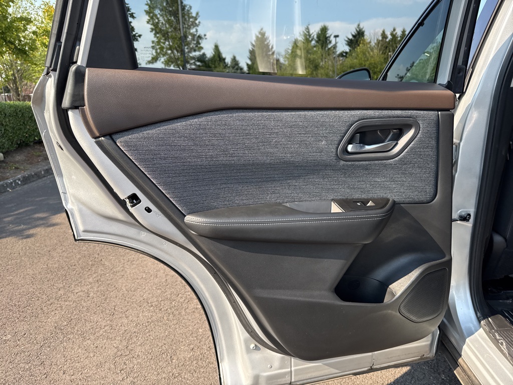 2021 Nissan Rogue SV photo 19