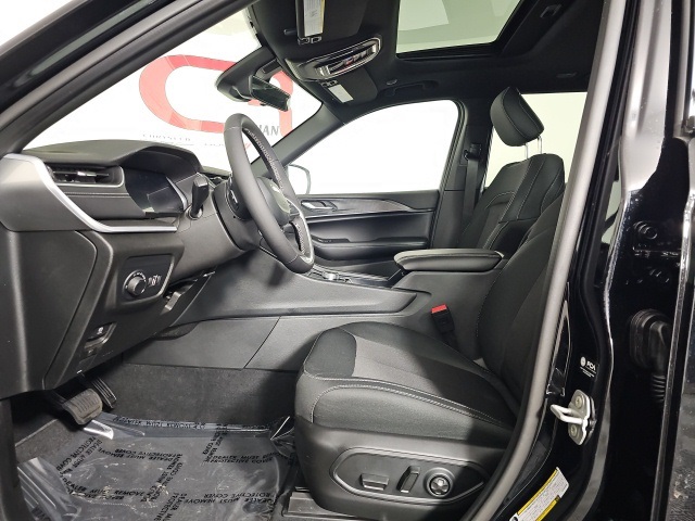2025 Jeep Grand Cherokee Laredo X photo 9